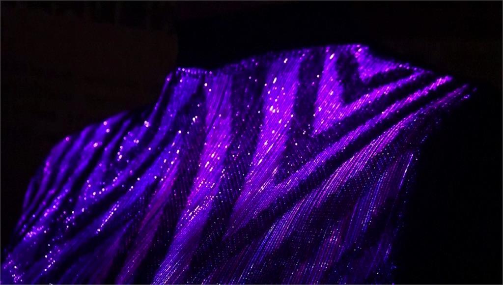 香港團隊研發AI光纖布料，衣服可發光或變色。圖／路透社 