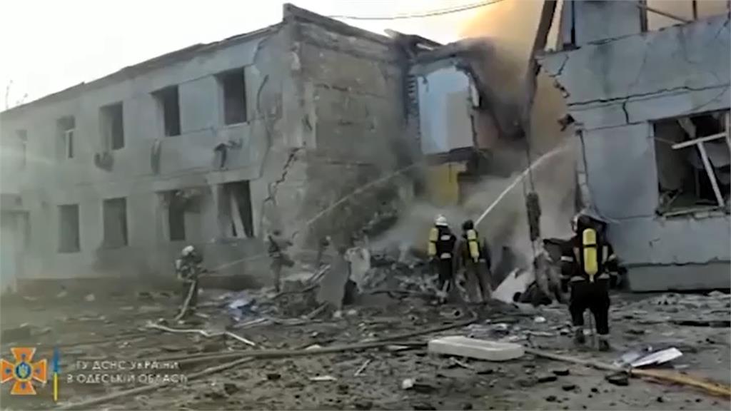 敖德薩一處宿舍遭俄軍導彈轟炸。圖／翻攝自AP Direct