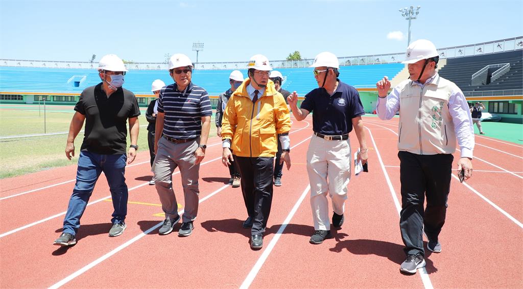 台南市長黃偉哲今天前往全運會籌備處永華田徑場視察鋪設完畢的跑道。圖／台南市政府提供