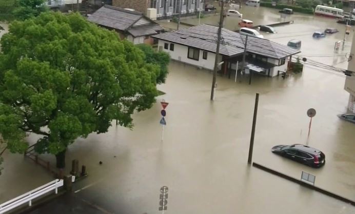 日本九州大雨狂瀉，道路被雨水淹沒。圖／翻攝自NHK