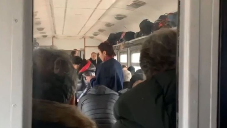 從基輔開往利維夫的火車人滿為患。圖／翻攝自AP Direct
