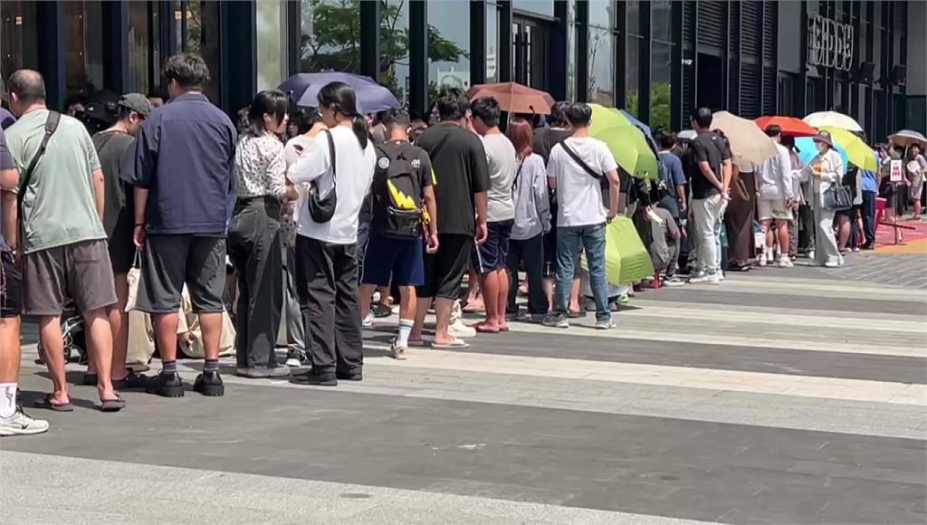 「新光三越」睽違12年再度插旗台南，「台南小北門店」29日對外試營運，吸引大批人潮。圖／台視新聞