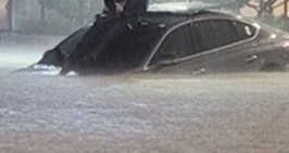南韓洪災，淹水水位暴漲，車身漂浮在水上。圖／翻攝自Twitter @Bill McKibben