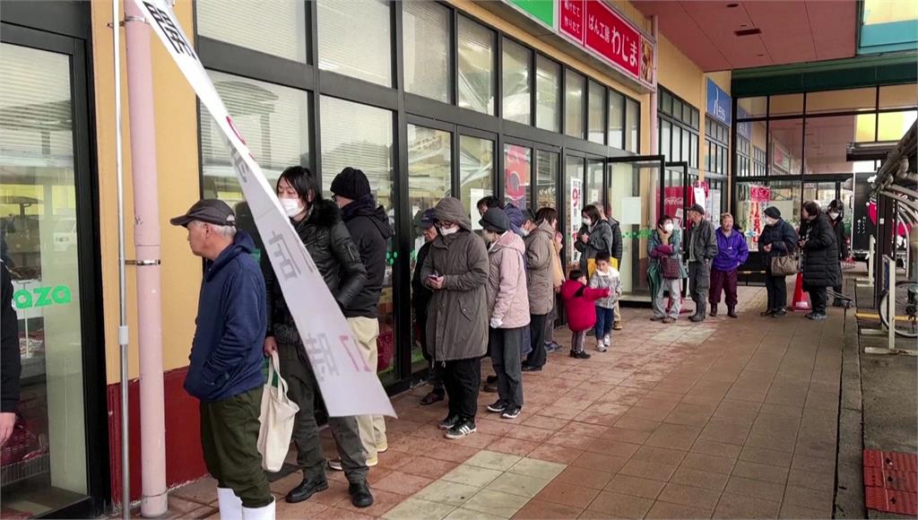 日本石川縣超市恢復營業，讓民眾搶購。圖／美聯社、路透社、網路