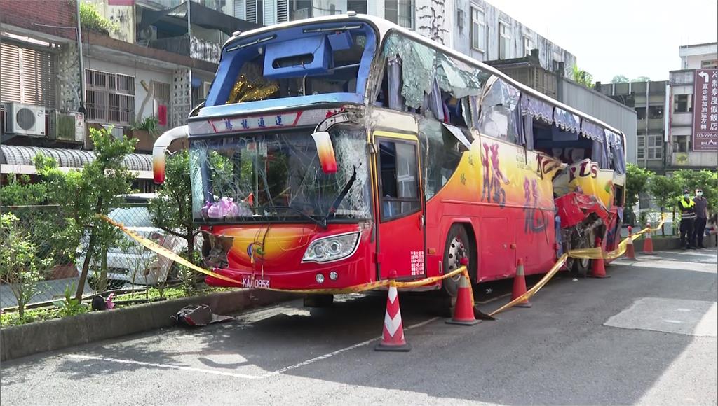 今年3月份「騰龍遊覽車」在蘇花公路發生嚴重事故，造人6人不幸罹難。圖／台視新聞（資料畫面）
