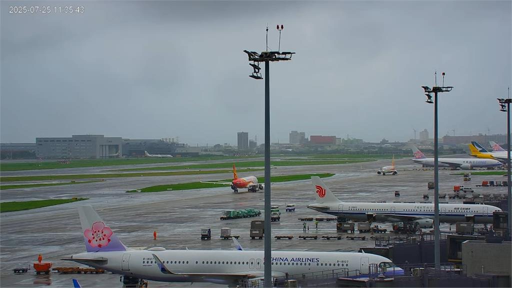 香港航空落地桃機後滑錯航道！與海南航空「頭對頭」...