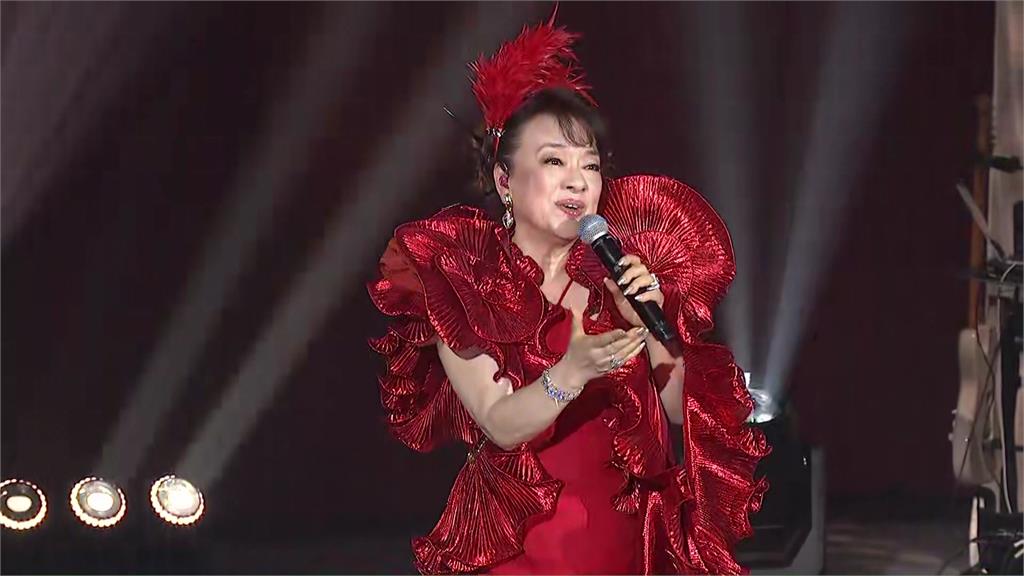 翁倩玉穿紅珊瑚裝霸氣開唱！合體孫淑媚笑虧電影造型「醜得要死」