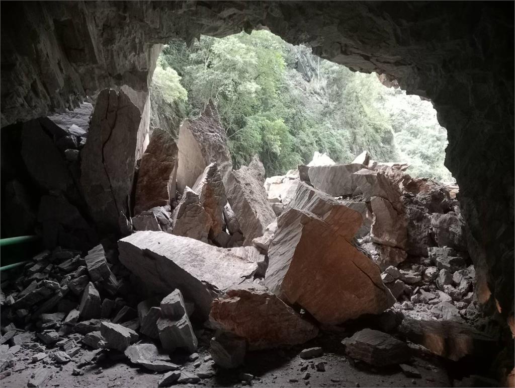 太魯閣國家公園白楊步道發生大量巨石坍塌。圖／翻攝自FB@TarokoNationalPark