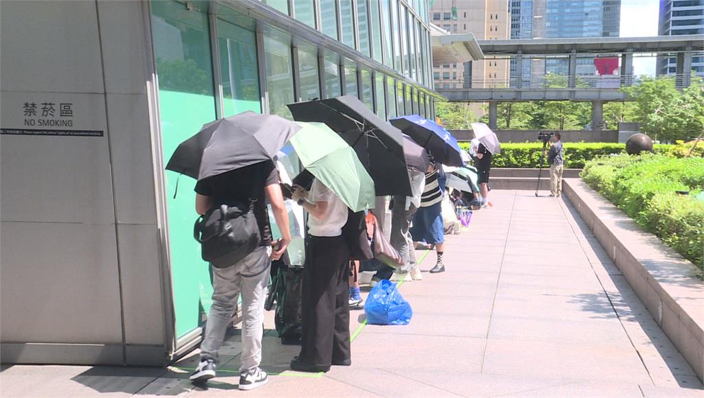 GD在台北101展覽排隊人潮多。圖／台視新聞