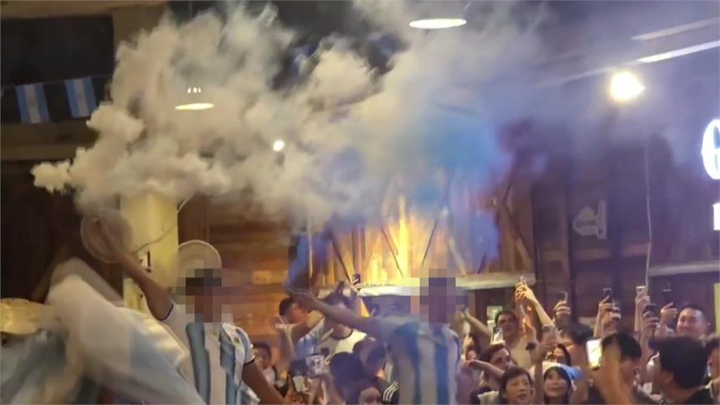 看比賽嗨過頭！球迷酒吧內點燃信號彈 警方火速開罰