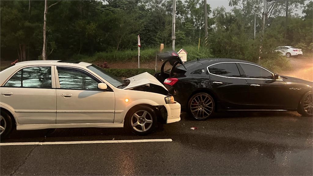 金門大雨視線差 轎車撞瑪莎拉蒂幸無傷亡