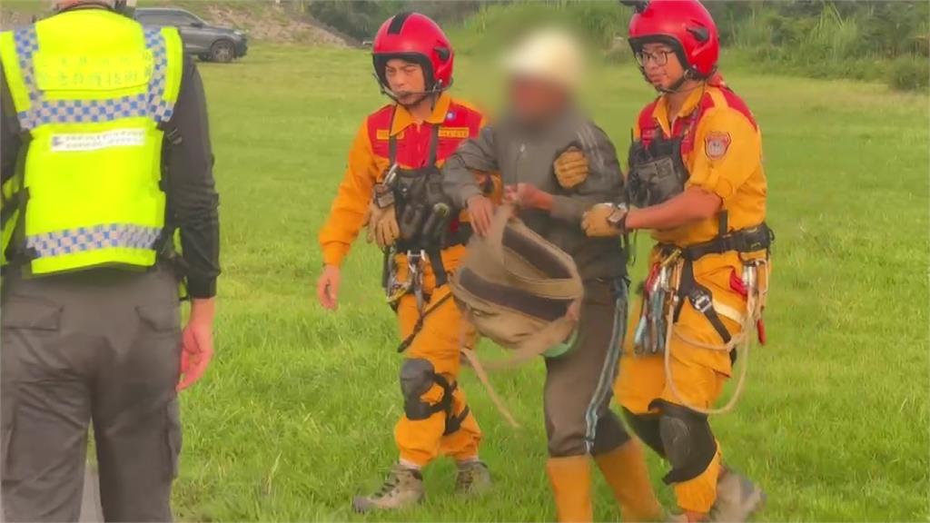 礦工在搜救人員的攙扶下，步下直升機。圖／台視新聞
