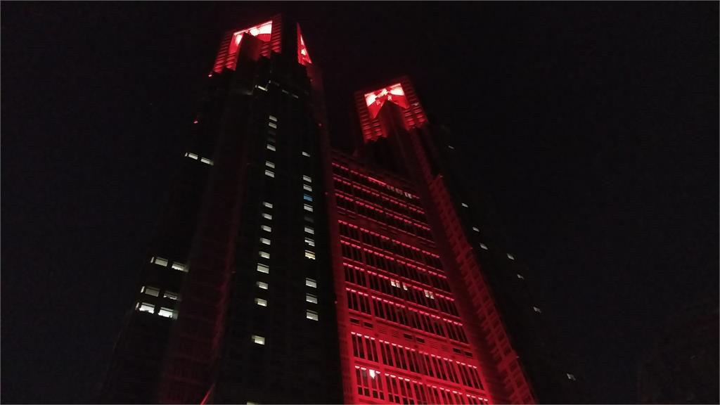 東京都廳2日亮起紅燈，提醒民眾注意防疫。圖：翻攝自東京都廳廣報課推特