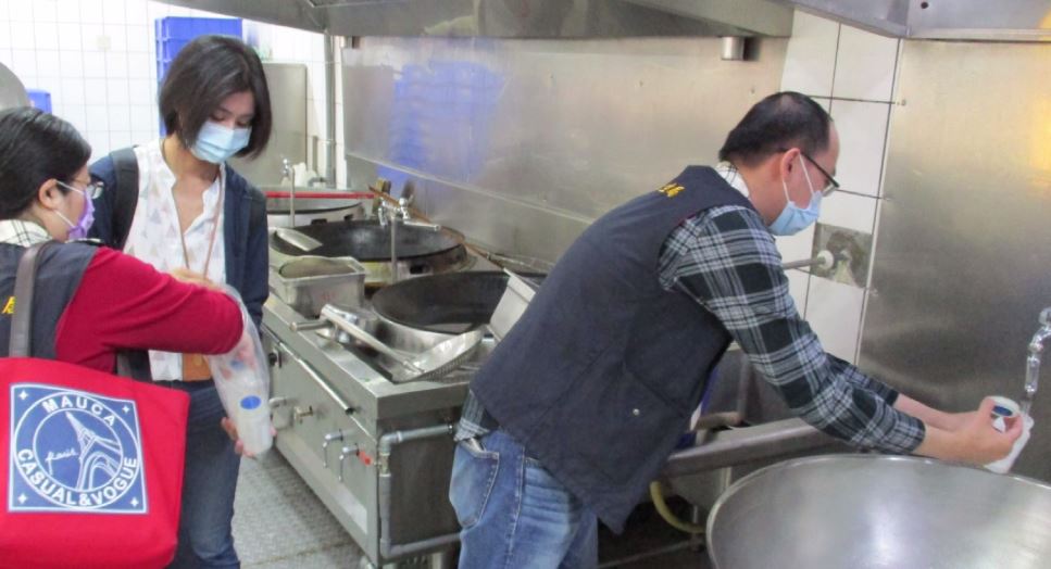 衛生局人員到竹南國中的中央廚房進行採檢調查。圖／台視新聞