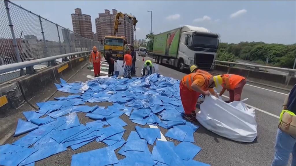 「藍色塑膠軟墊」散落國道回堵1.5公里，闖禍貨車已落跑。圖／台視新聞