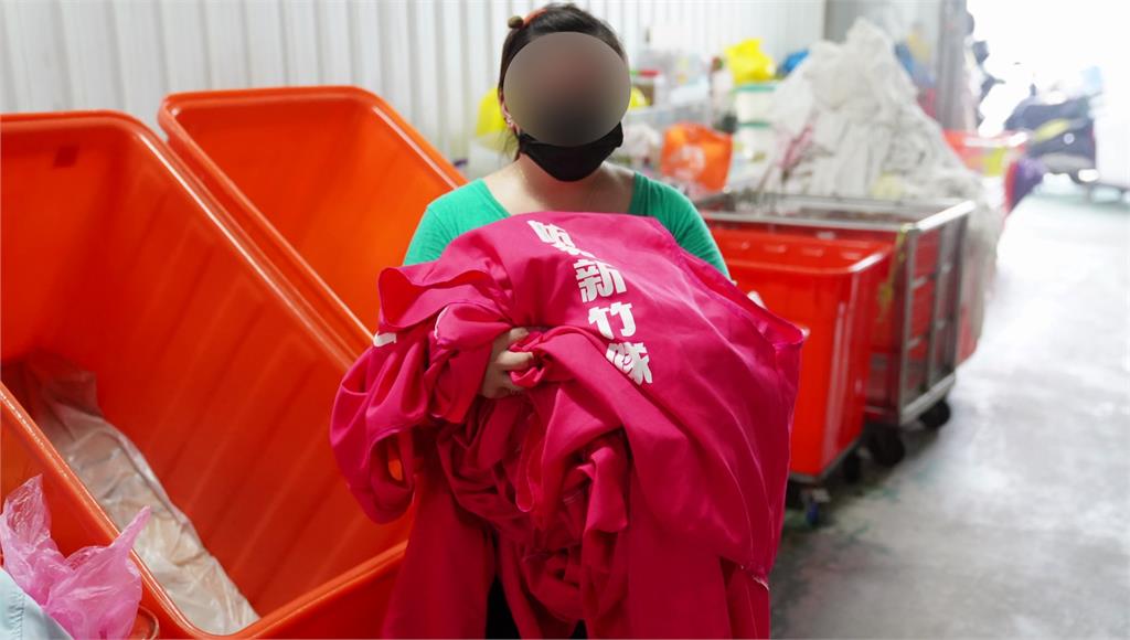 新竹洗衣店業者免費替疫苗站志工洗背心。圖／台視新聞