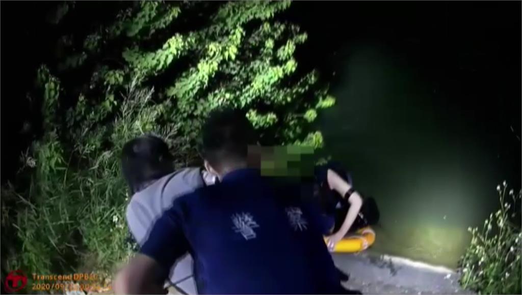 員警拋下救生圈，救起落水女子。圖：台視新聞