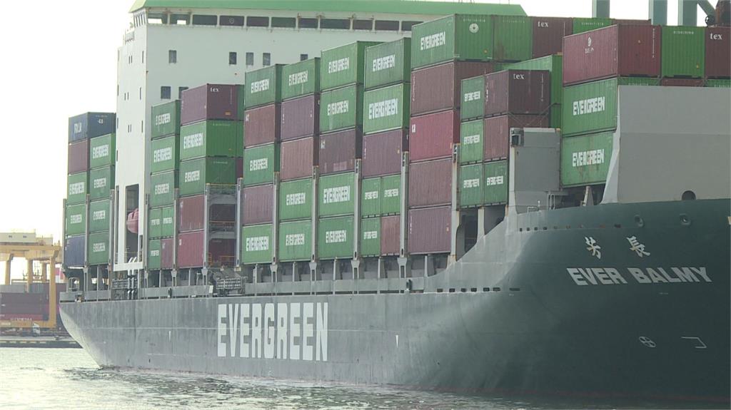 長芳輪因有船員確診，CDC管制船隻不得離港，造成4千盒柚子卡關。圖／台視新聞