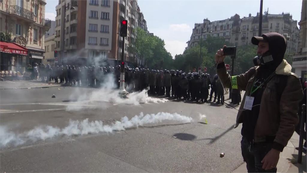 法國勞工上街遊行抗議。圖／翻攝自AP Direct