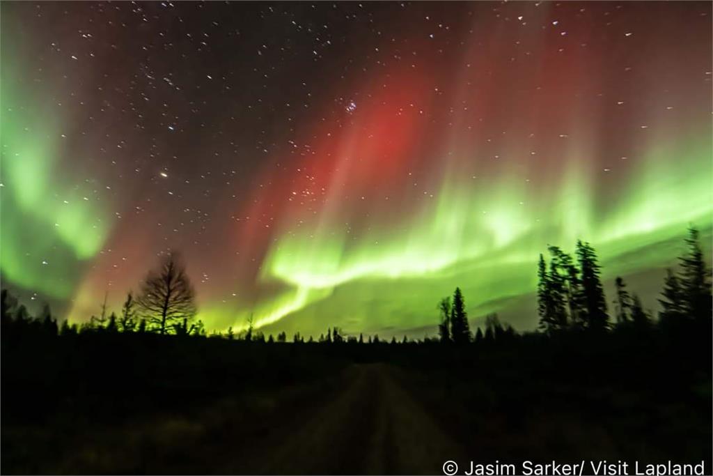 芬蘭出現「紅極光」。圖／翻攝自推特@OurLapland