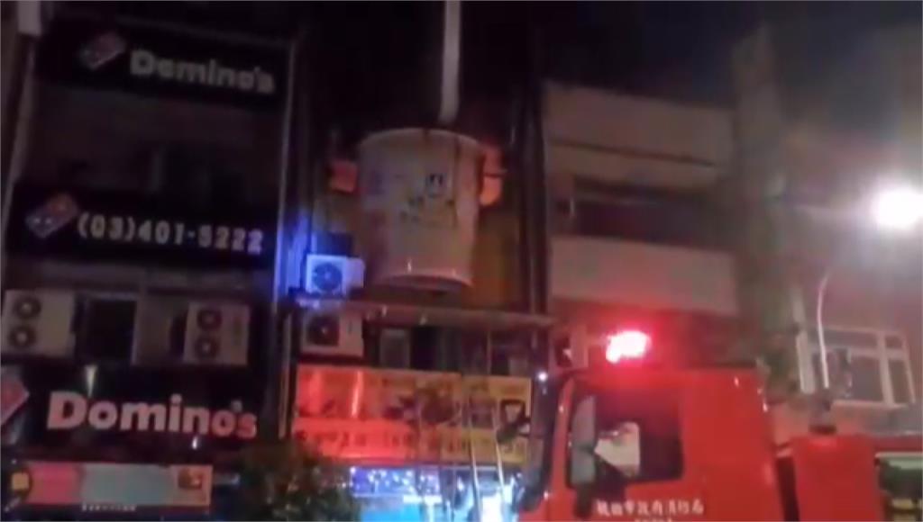 桃園中壢一家飲料店深夜起火燃燒，釀1死2傷。圖／台視新聞
