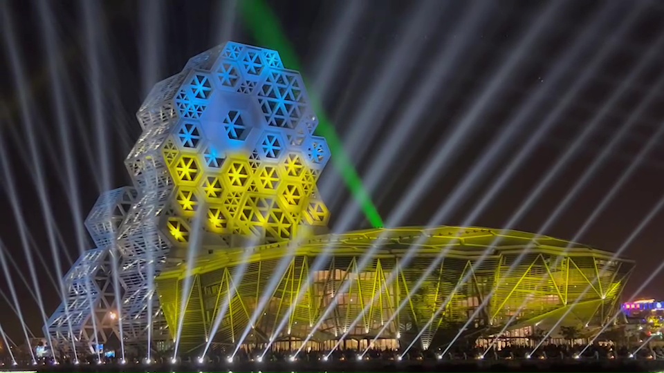 台灣燈會亮起代表烏克蘭國旗的黃藍色燈。圖／台視新聞