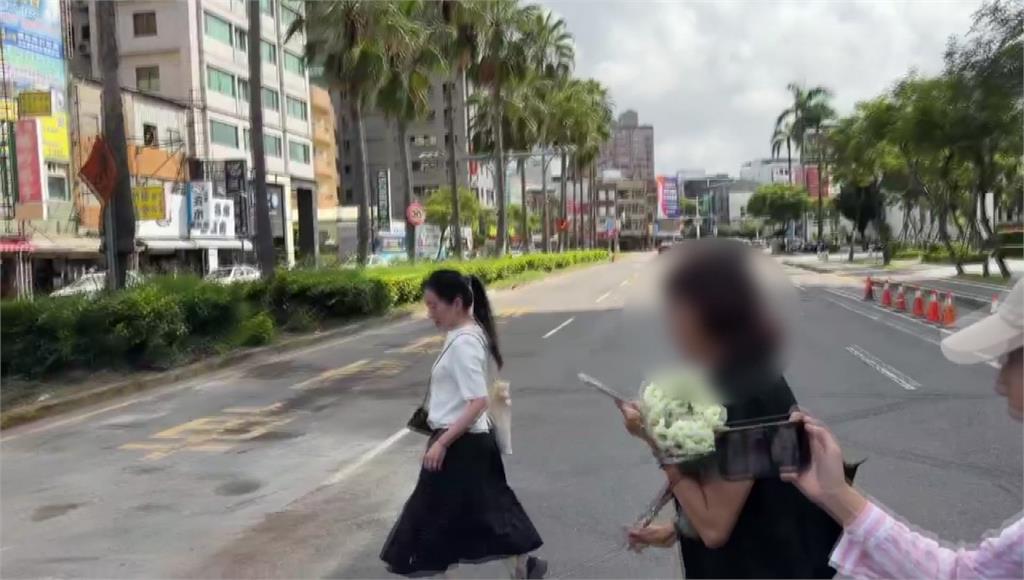 七夕送暖陳幸妤！ 支持者守候住家熱情獻花