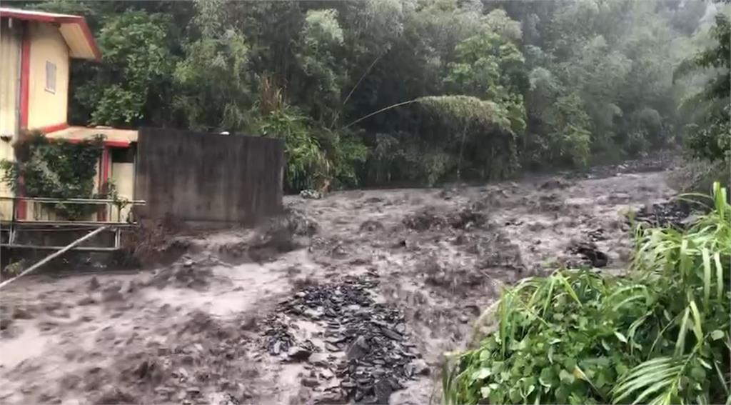 受到圓規颱風外圍環流影響，宜蘭縣山區多處溪水暴漲。圖／台視新聞