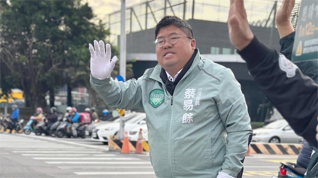 民進黨嘉義縣長初選蔡易餘輾壓黃榮利出線 高喊「團結嘉義隊」