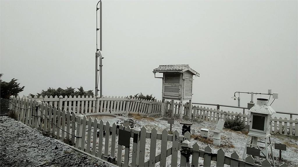 玉山今降下初雪。圖：玉山氣象站提供