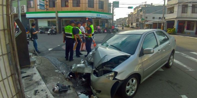 六旬婦不當超車閃避娃娃車 撞進加水站車彈飛