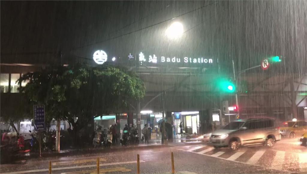 基隆傍晚大豪雨狂襲，八堵車站前嚴重積水。（圖：台視新聞）