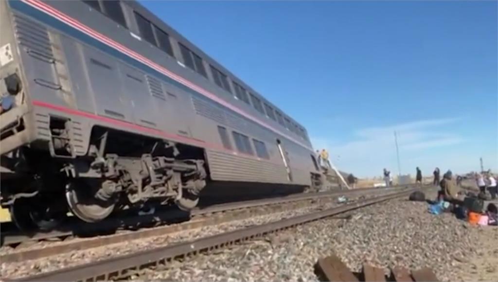 美國鐵路公司一列往返西雅圖跟芝加哥的列車發生出軌意外。圖／翻攝自AP Direct