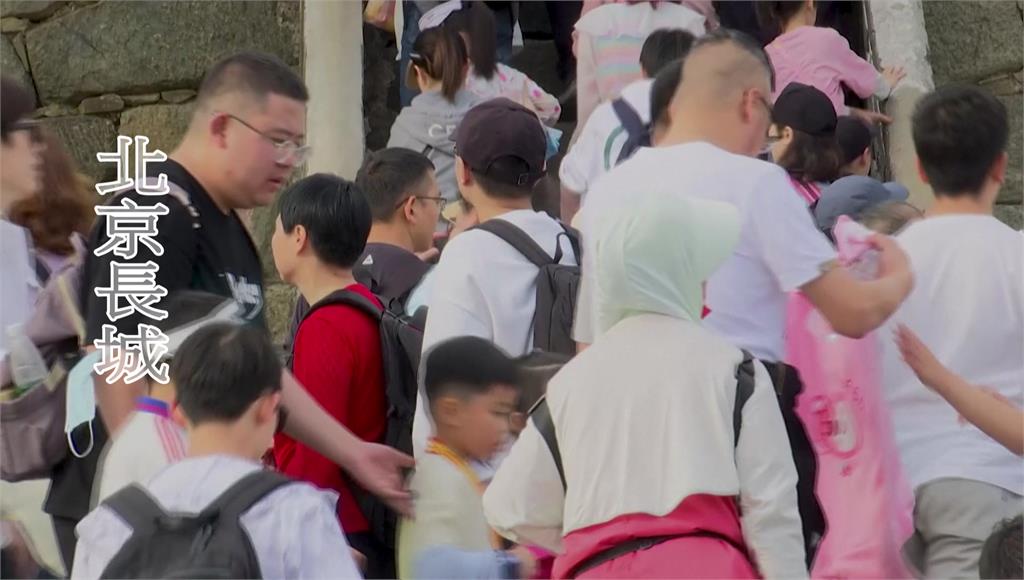 中國疫後首個「五一長假」，2.4億人出遊亂象多。圖／路透社