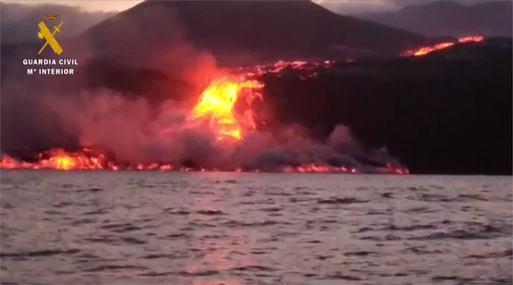 西班牙拉帕瑪島火山爆發，岩漿流入海中冒出大量煙霧。圖／翻攝自AP Direct