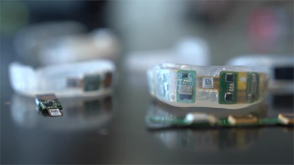 美國科技業者研發出腦震盪感測裝置，隱藏在運動牙套中。圖／CNN
