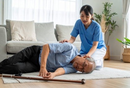 跌倒撞到頭先別動！醫警告「這動作」恐害癱瘓  很多人第一時間都做錯