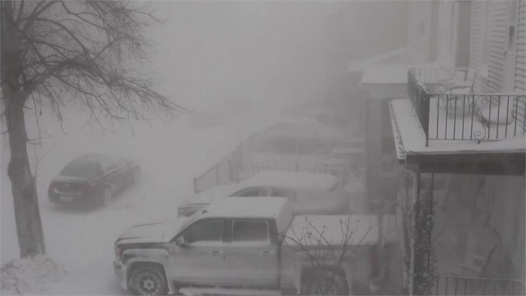 水牛城許多房屋和車輛都被積雪覆蓋。圖／路透社