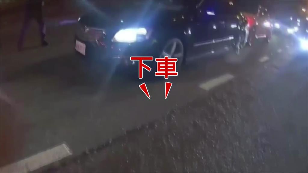 警連開15槍！高雄左營轎車拒檢逃逸、衝撞警車 駕駛今凌晨落網