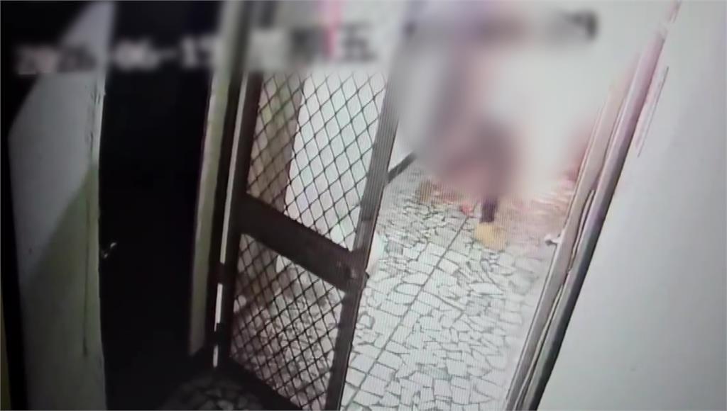 不滿被嫌吵！中壢男全裸「持榔頭毆鄰」 見警竟躲屋內縱火