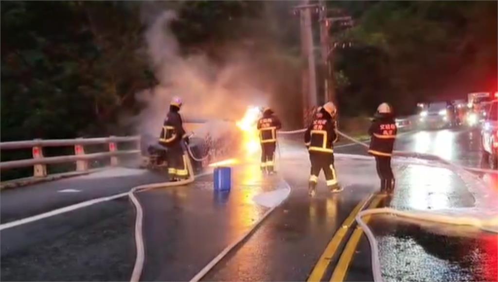 29日清晨5點多，蘇花公路發生火燒車意外，消防人員緊急到場撲滅火勢。圖／台視新聞