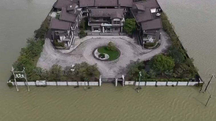 才秀出超狂防水閘門擋大水...泉月樓行館爆60坪違建 農地未農用遭裁罰