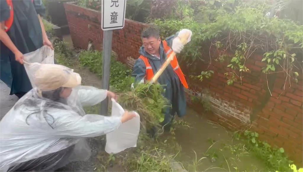  民進黨動員救災！ 代理秘書長何博文冒雨清水溝淤泥