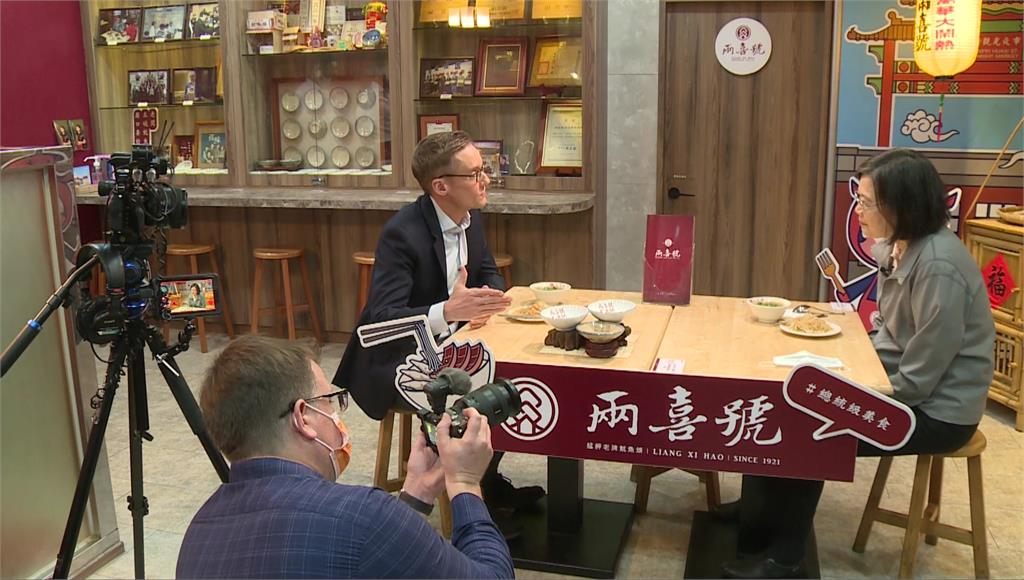 蔡總統帶著CNN記者到萬華百年名店大啖銅板美食。圖／台視新聞
