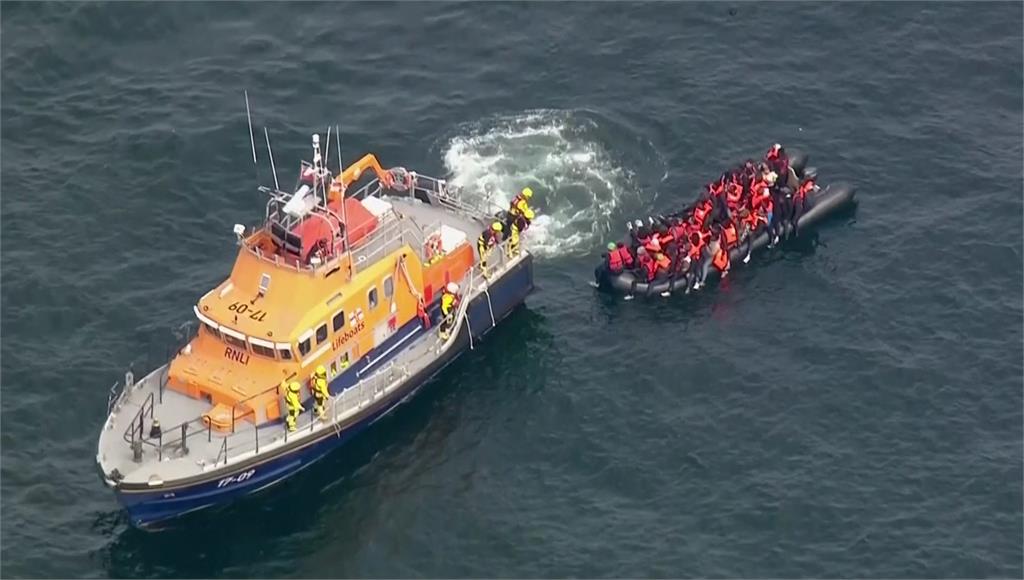 英吉利海峽一艘難民船疑似超載，5人罹難。圖／路透社、美聯社