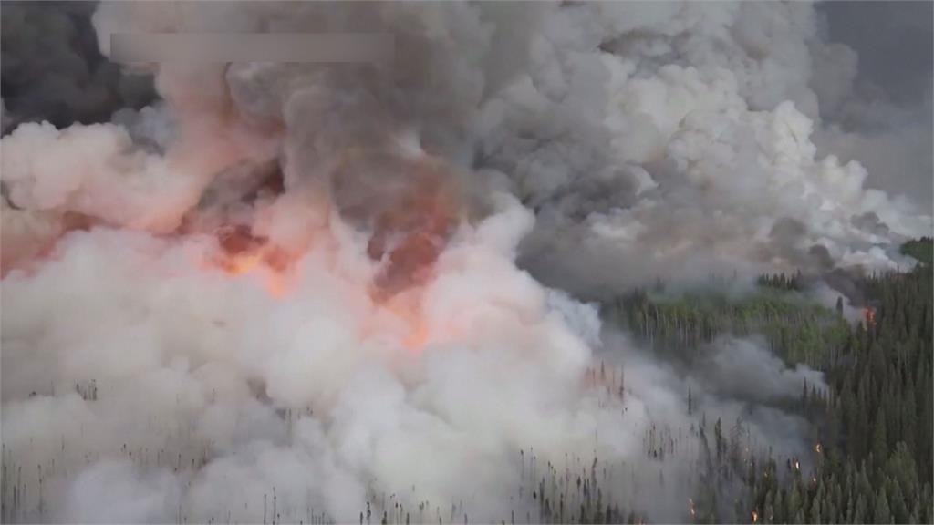 加拿大由西到東共有430多場野火同時燃燒，12萬人暫時撤離家園。圖／畫面攝自AP
