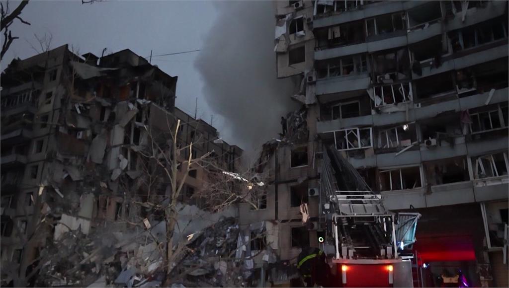 聶伯城一棟大型公寓遭襲擊。圖／美聯社、路透社