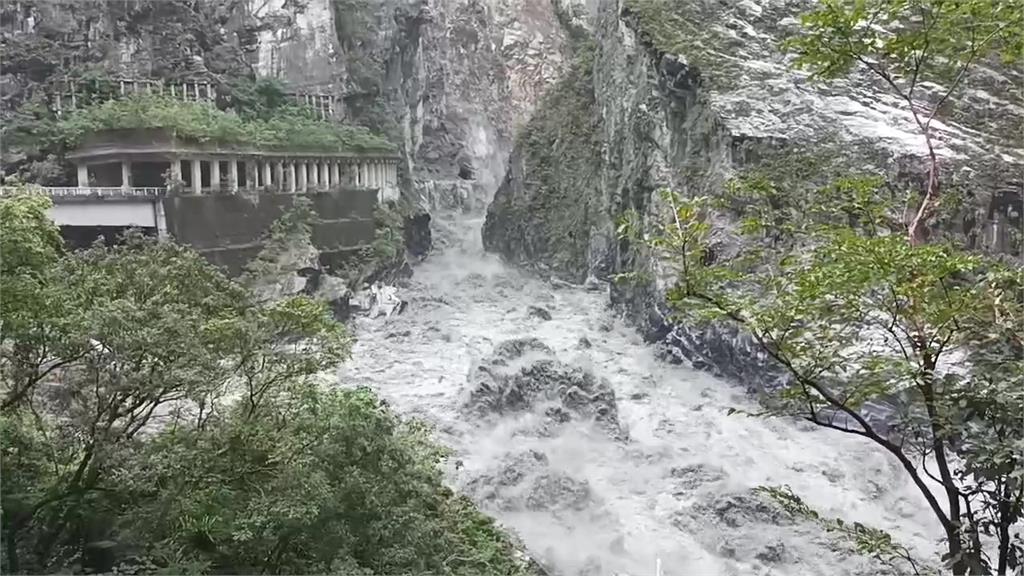 立霧溪堰塞湖壩體午間潰決！湖水全數傾瀉而下 無災情傳出