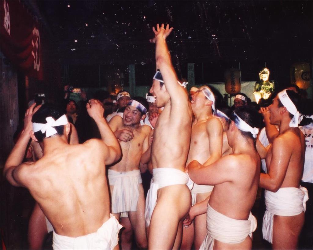 日本岡山縣西大寺每年二月都會舉行「裸祭」。圖：翻攝Wikipedia（2007）