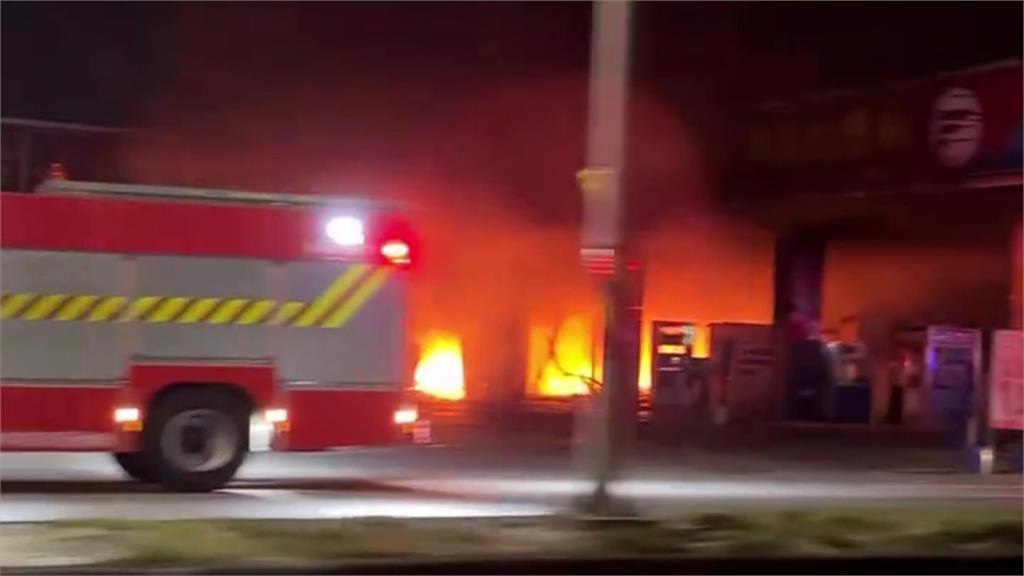 屏東萬丹福懋加油站火警！ 恐怖烈焰狂竄把夜空染橘